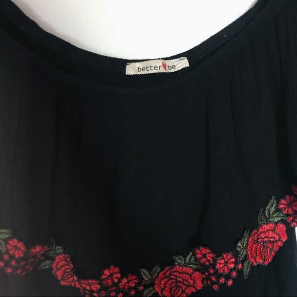 Off the shoulder top with roses - Picture 2 of 3